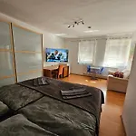 Apartment City-close - King Bed & Free Garage