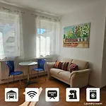Apartment City-close - King Bed & Free Garage *