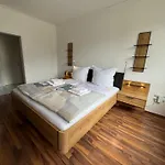 Apartment City-close - King Bed & Free Garage *