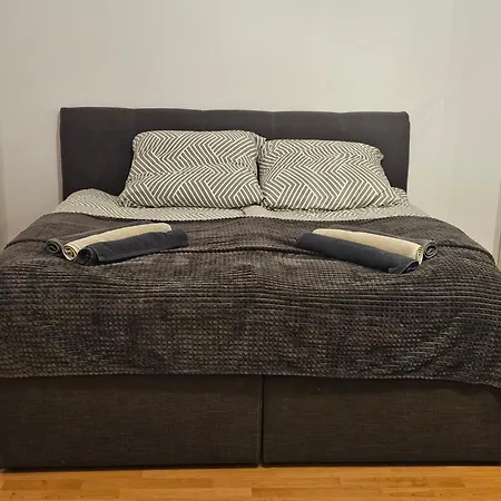 City-close - King Bed & Free Garage באיירוט