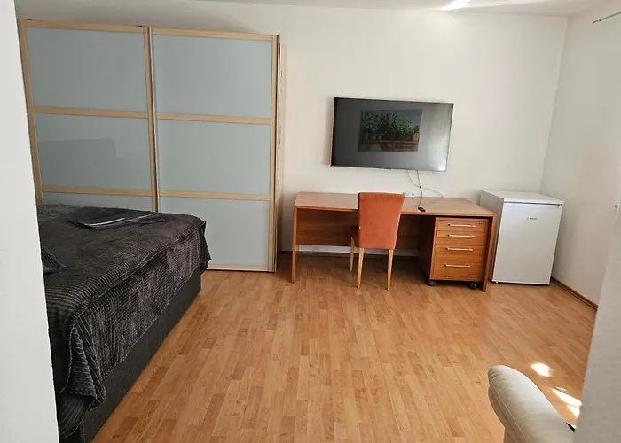 City-close - King Bed & Free Garage Apartmán *