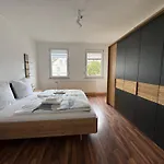 City-close - King Bed & Free Garage Lägenhet