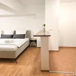 City-close - King Bed & Free Garage דירה באיירוט
