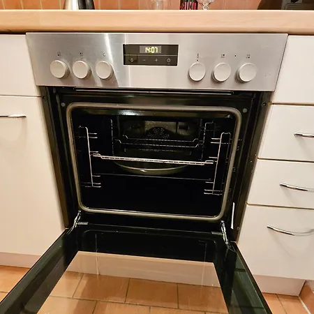 City-close - King Bed & Free Garage Apartmán *