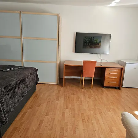 City-close - King Bed & Free Garage Apartmán *