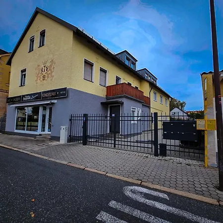 City-close - King Bed & Free Garage Apartman *